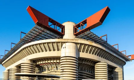 San Siro stadyumunun dış cephesi, kırmızı çelik kuleleri ve helezonik beton rampalarıyla