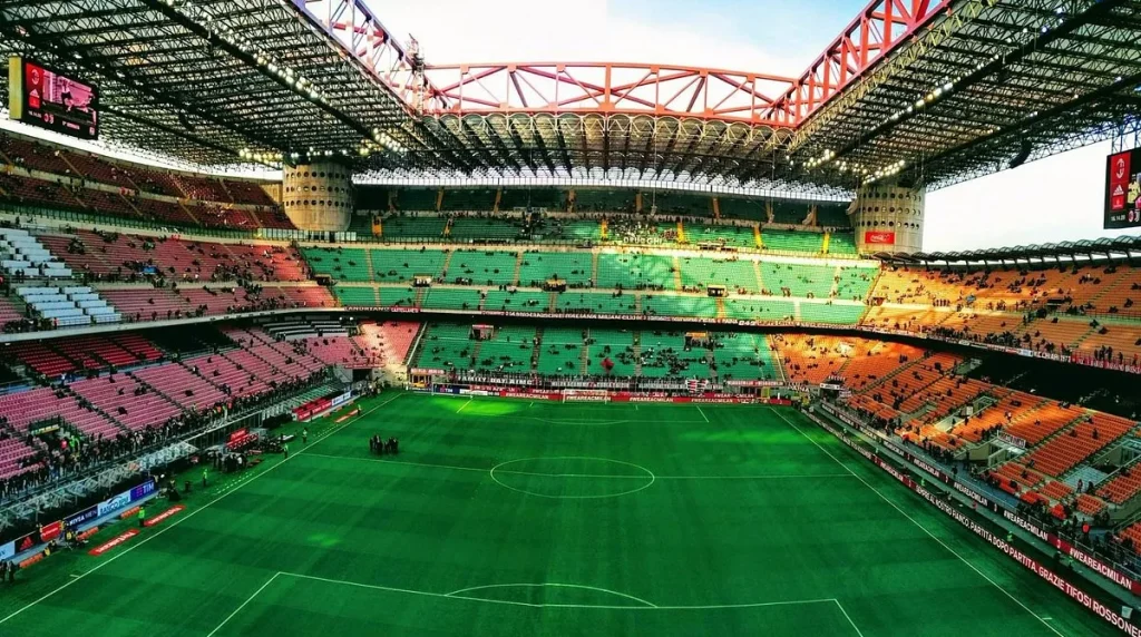 San Siro tribünleri ve yeşil sahası, üç katlı dev kapasiteyi gösteren geniş açı